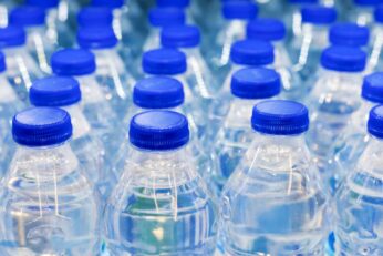 Voda u plastičnim bocama ima do 100 puta više plastičnih čestica nego što se dosad mislilo